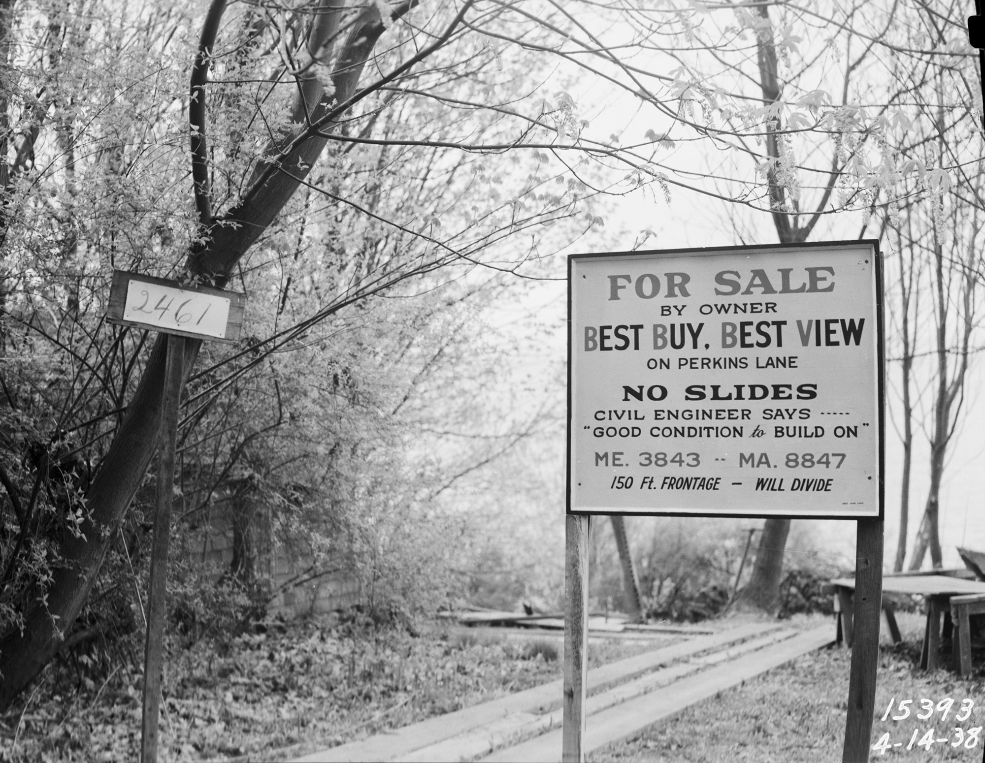 Sign on Perkins Lane in 1938 falsely saying there's no landslide risk