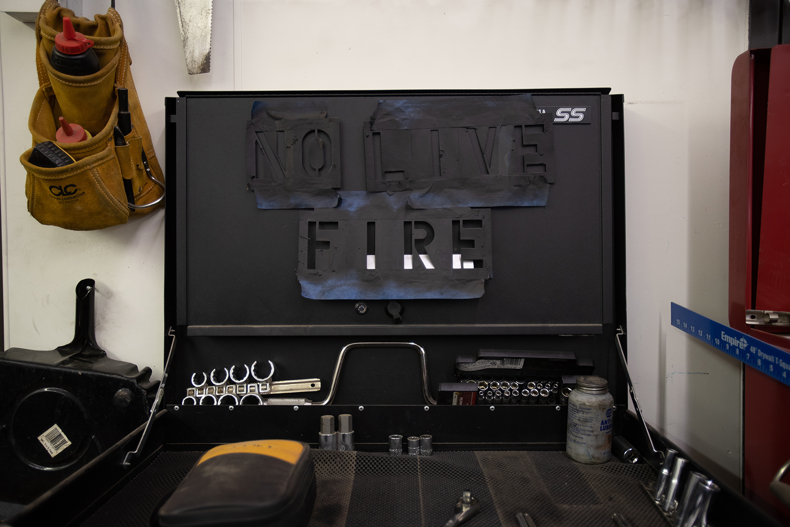 A black stencil saying "No Live Fire"