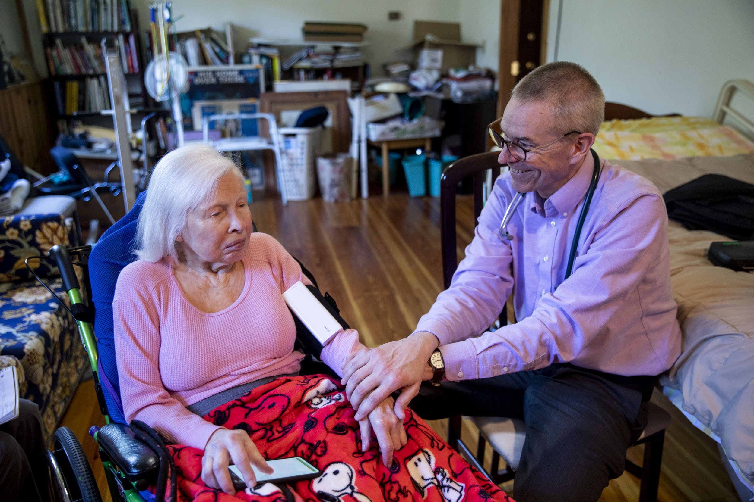 Dr. Peter Lehmann visits with Alzheimer's patient Maureen O'Tool, 81, in her Kingston home on March 19, 2019. (Photo by Dorothy Edwards/Crosscut)