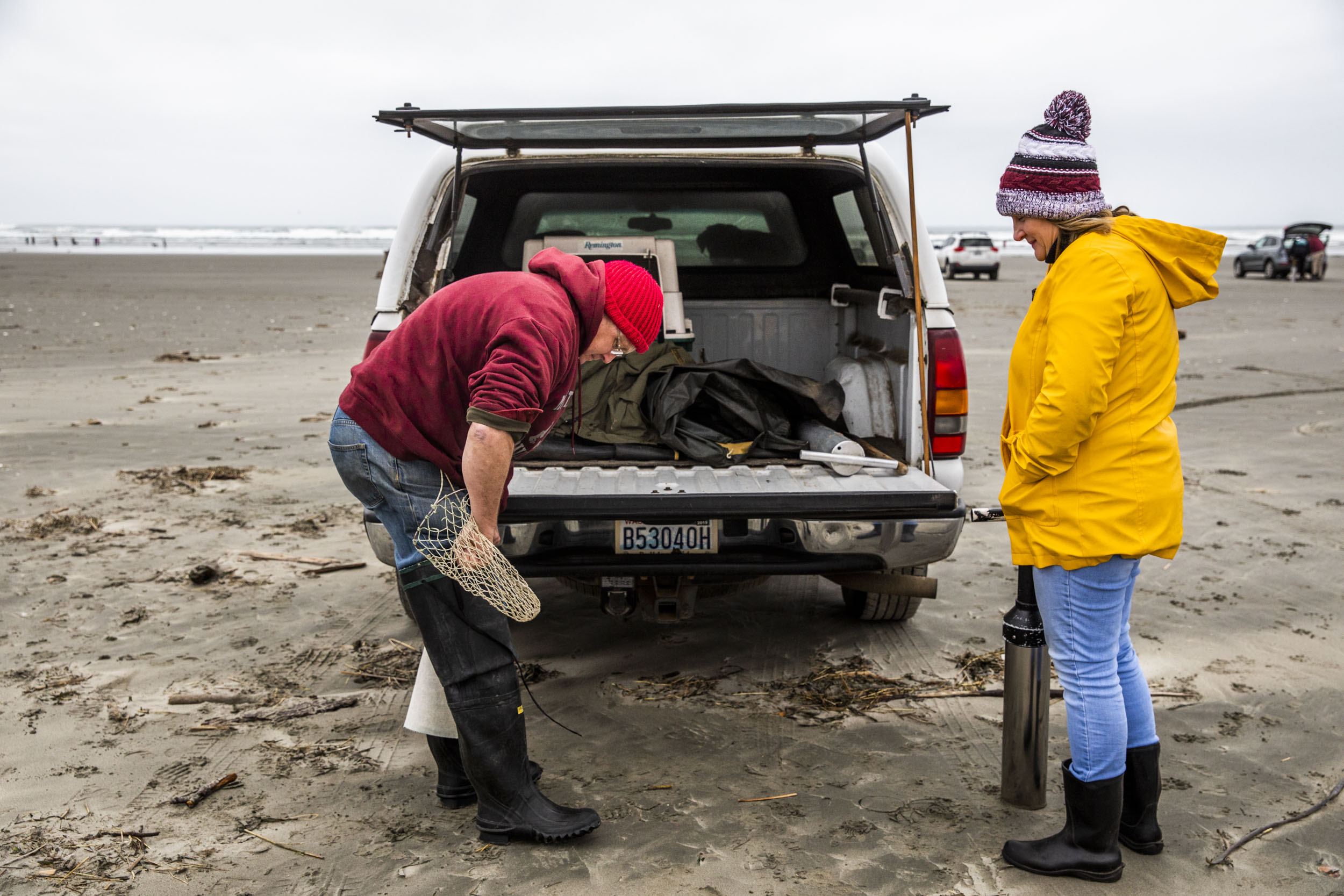 WDFW Coastal Shellfish Manager Dan Ayres and his wife Gail of Montesano get their gear out of their truck before digging for razor clams at Grayland Beach State Park in Grayland, Wash. on Wednesday, Jan. 2, 2019.