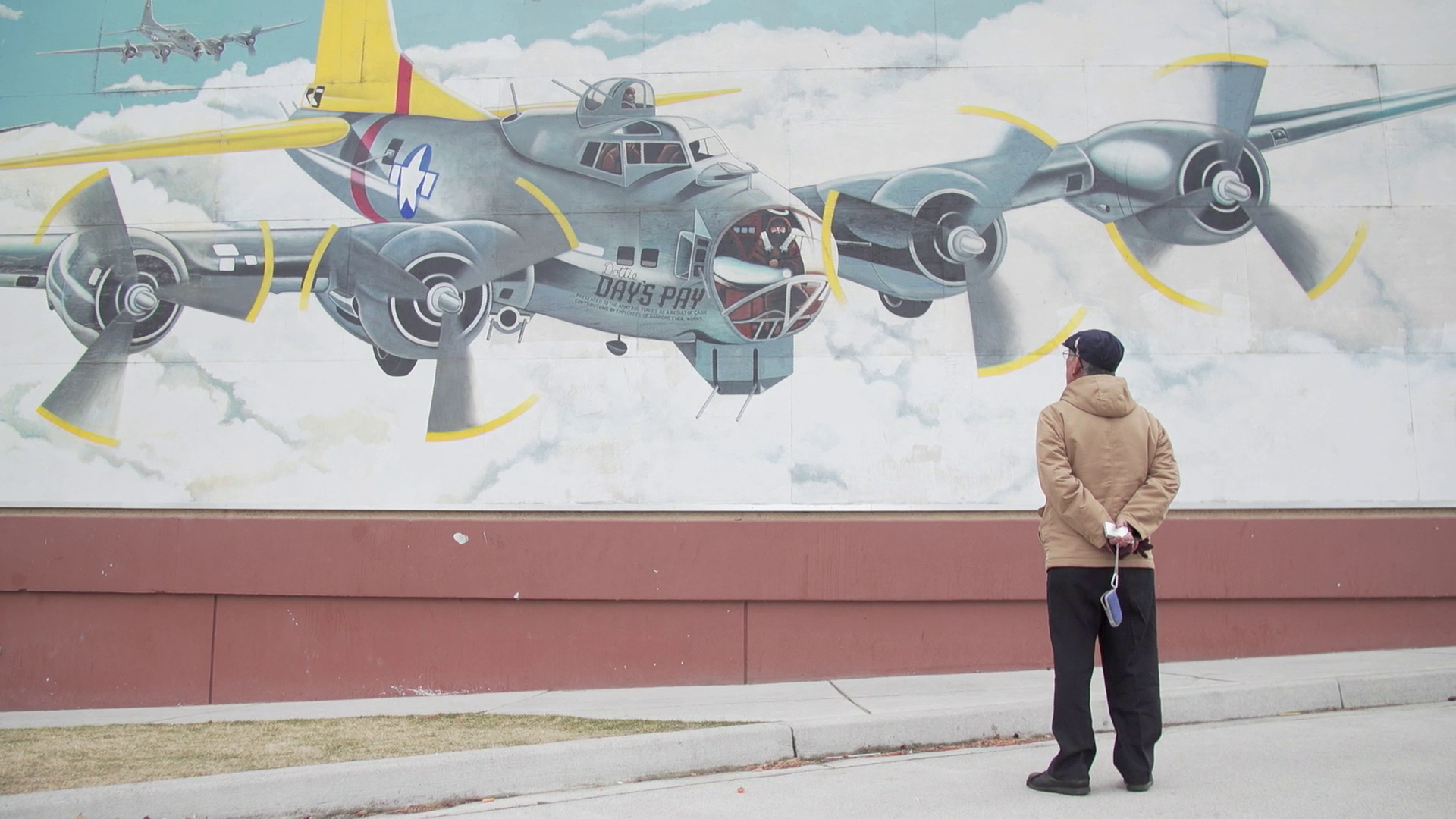 Mitsugi Moriguchi, who survived the atomic bombing of Nagasaki, looks at a mural at Richland High School.