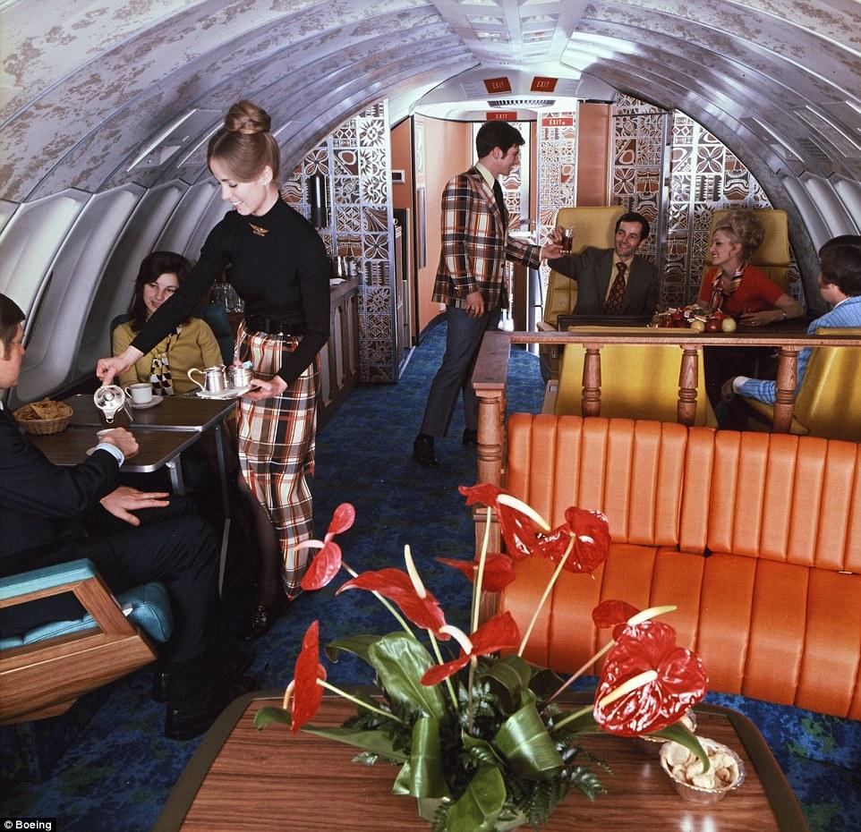 The upper-level bar in full mod motif on United Airlines 747. Photo courtesy of United Airlines.