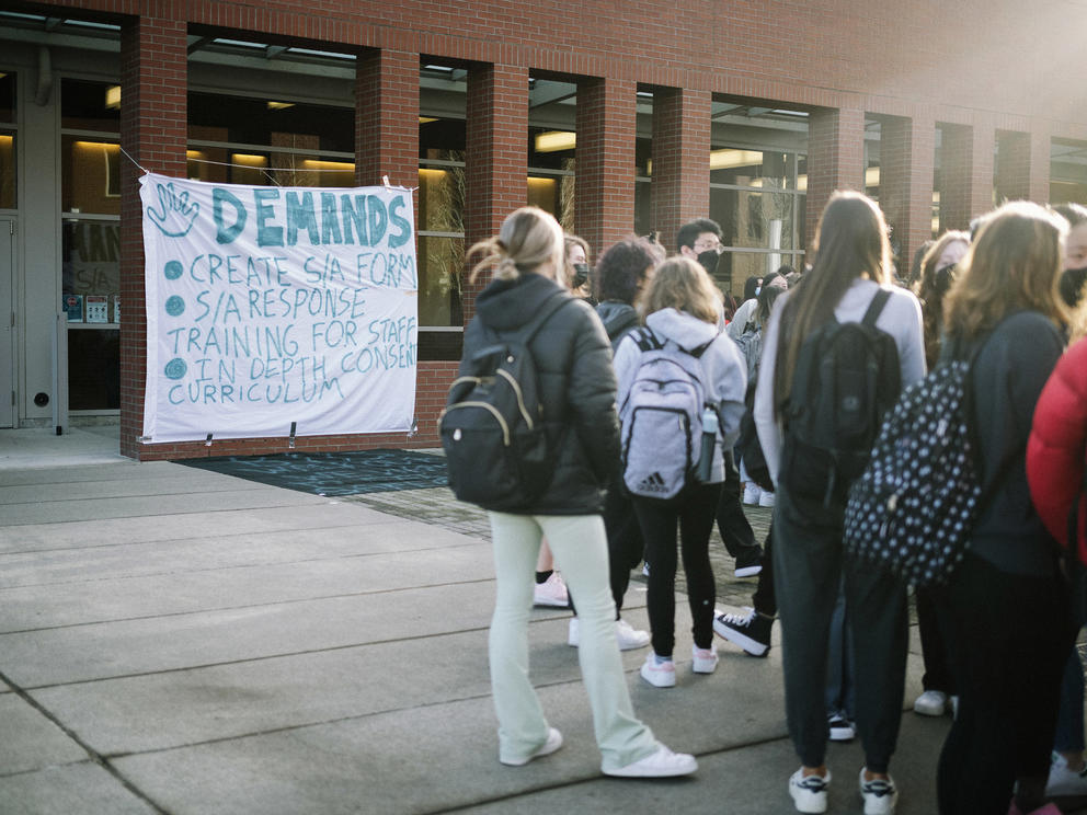 Students standing outside at Bellevue High School