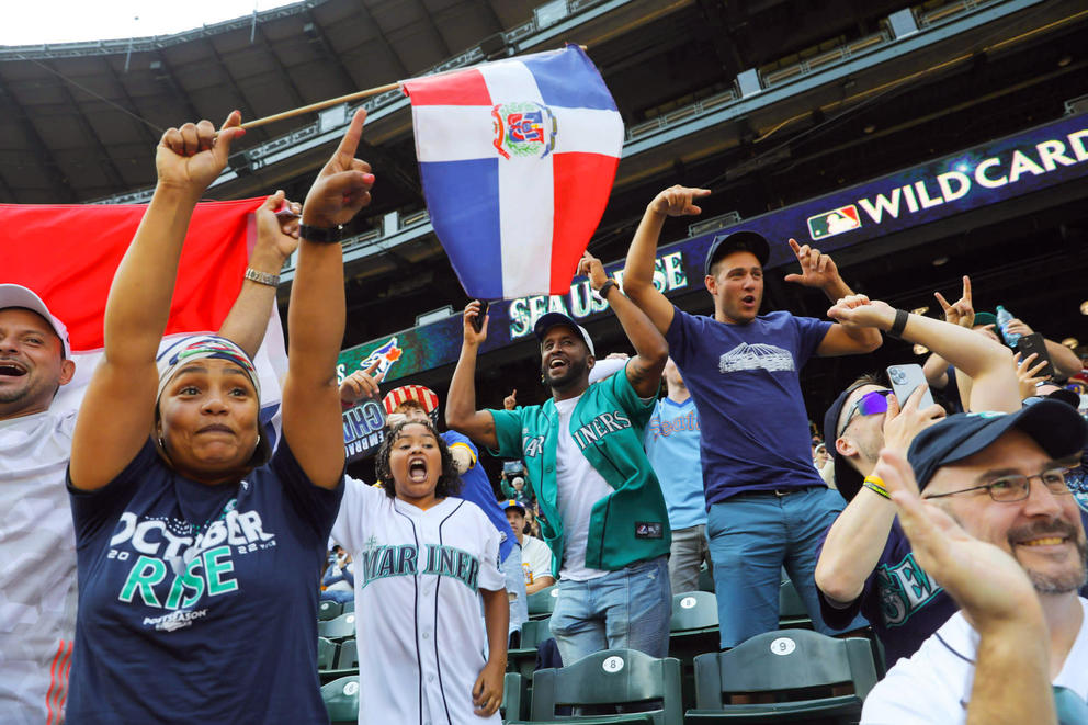 Mariners fans cheer in a stadium