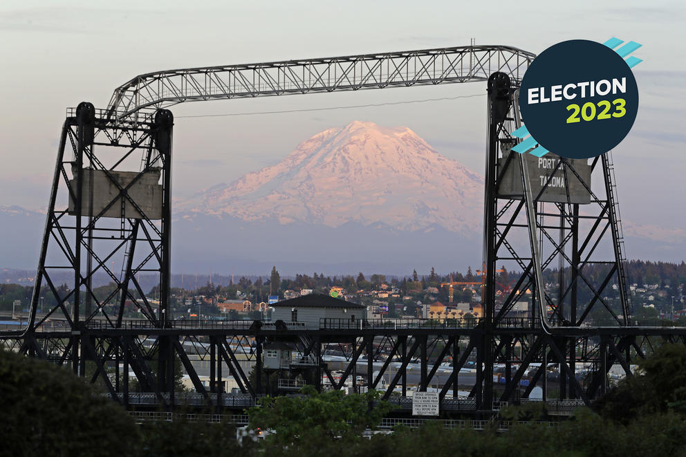A picture of the city of Tacoma with Mount Rainier in the background. 