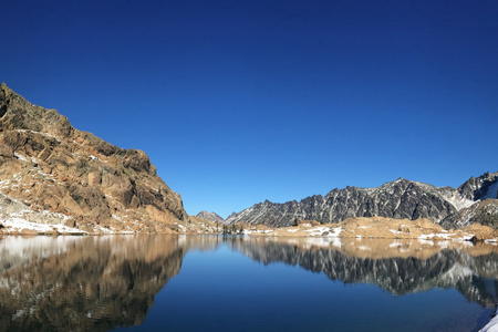 Alpine_Lakes_Wilderness_Lake_Ingalls_crop1.jpg