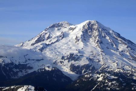 A snowcapped Mount Rainier