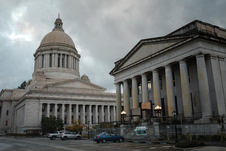 A picture of the Capitol building in Olympia on a cloudy day.