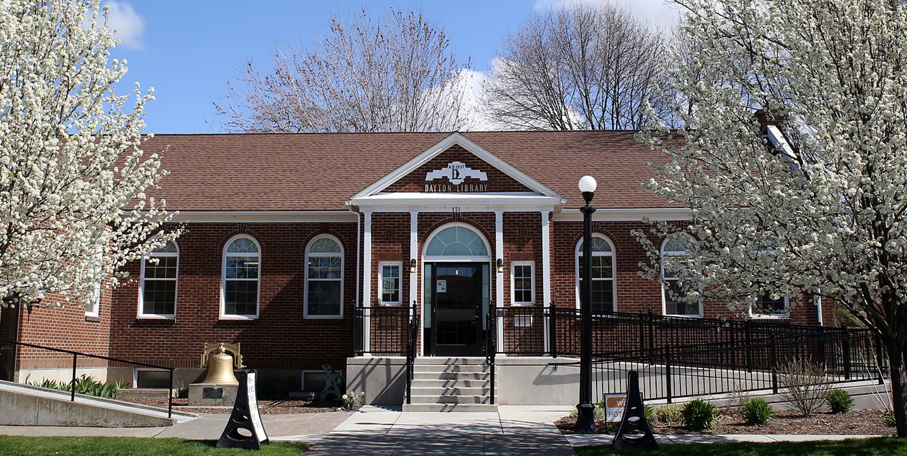 The picture shows a brick library building.