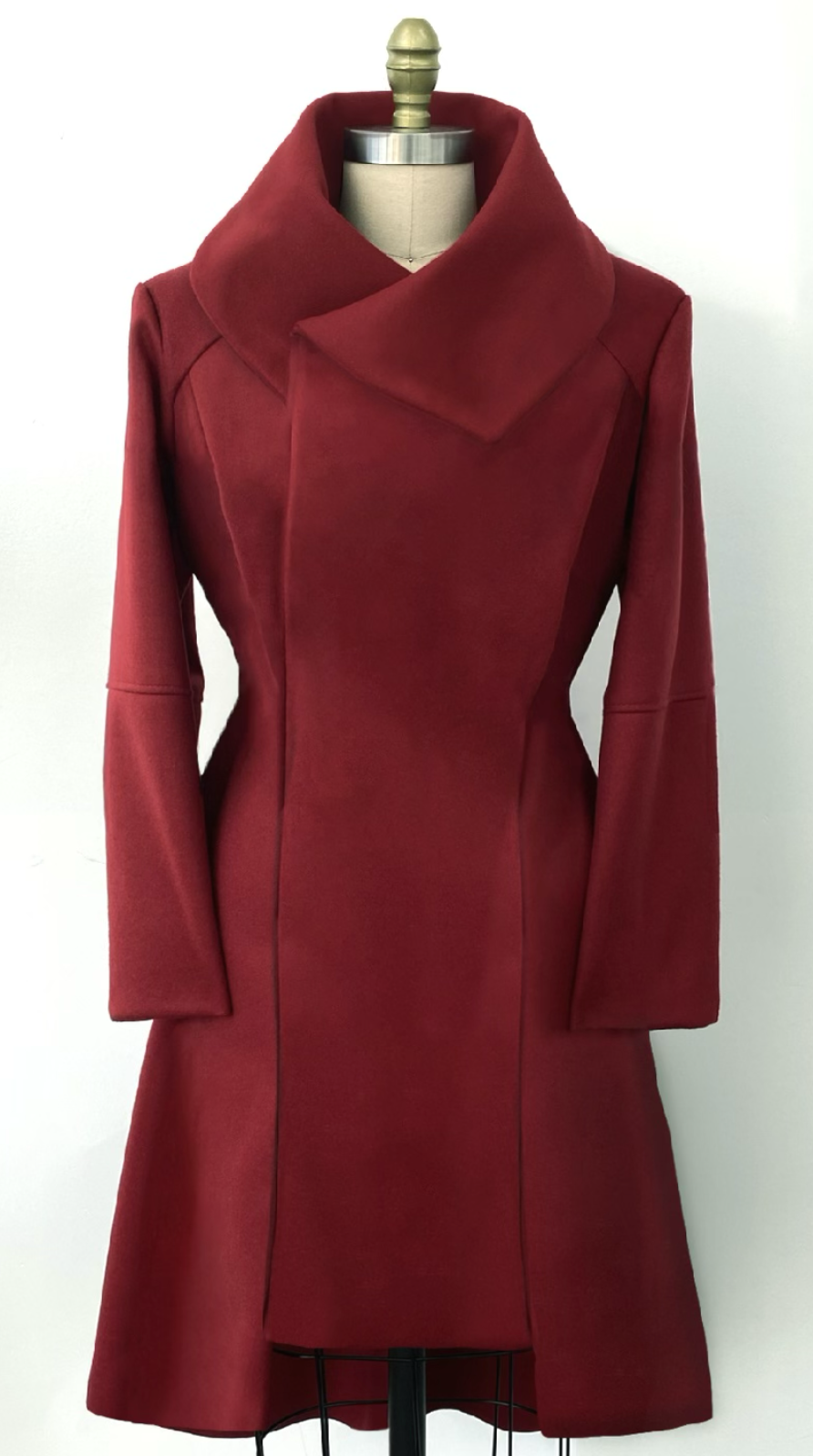 O haină lungă, roșie, cu guler înalt